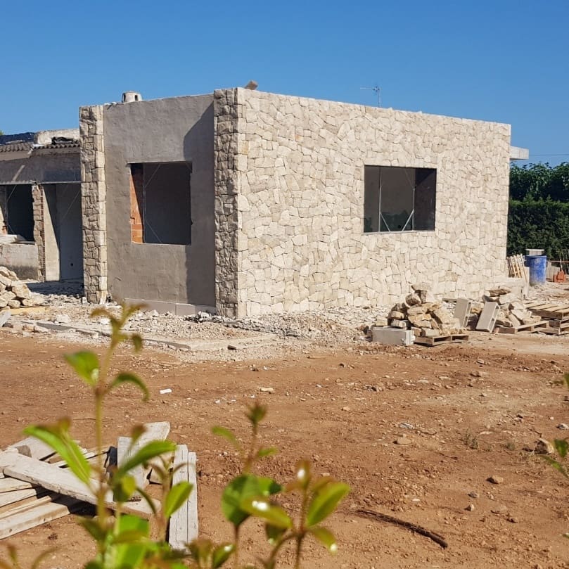 Construcción de Vivienda con Fachada de Piedra Natural